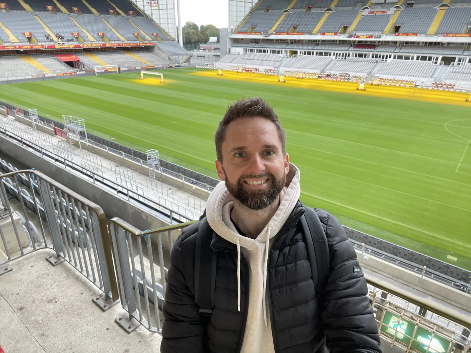 El editor del sitio en las gradas del estadio Bollaert-Delelis, en Lens