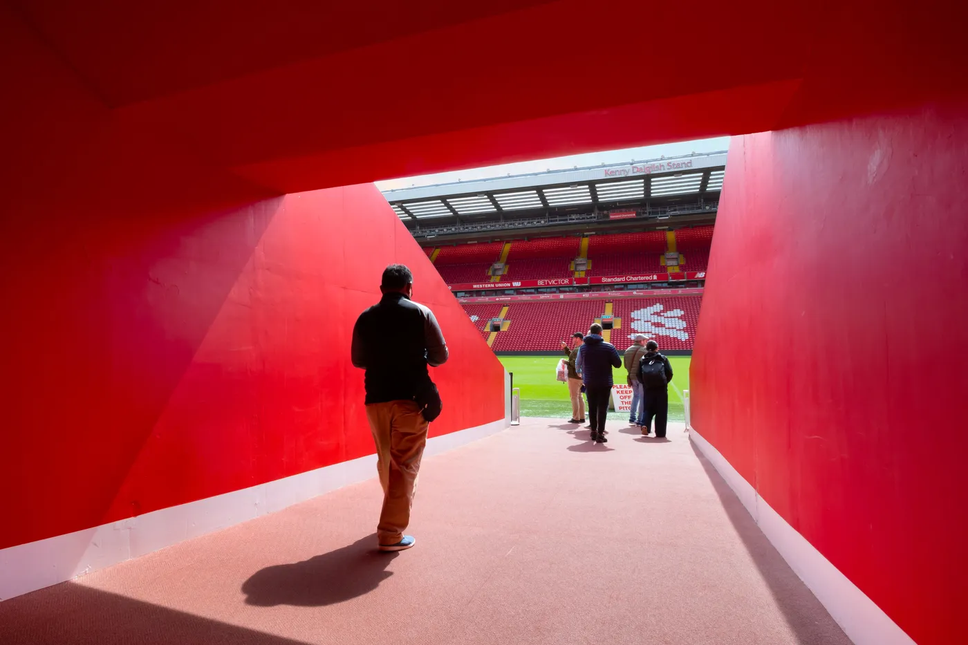 Der Spielertunnel mit Blick hinaus auf den Rasen