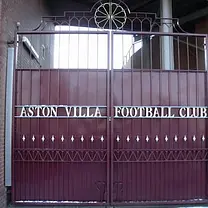 Jogo de futebol do Aston Villa no Villa Park