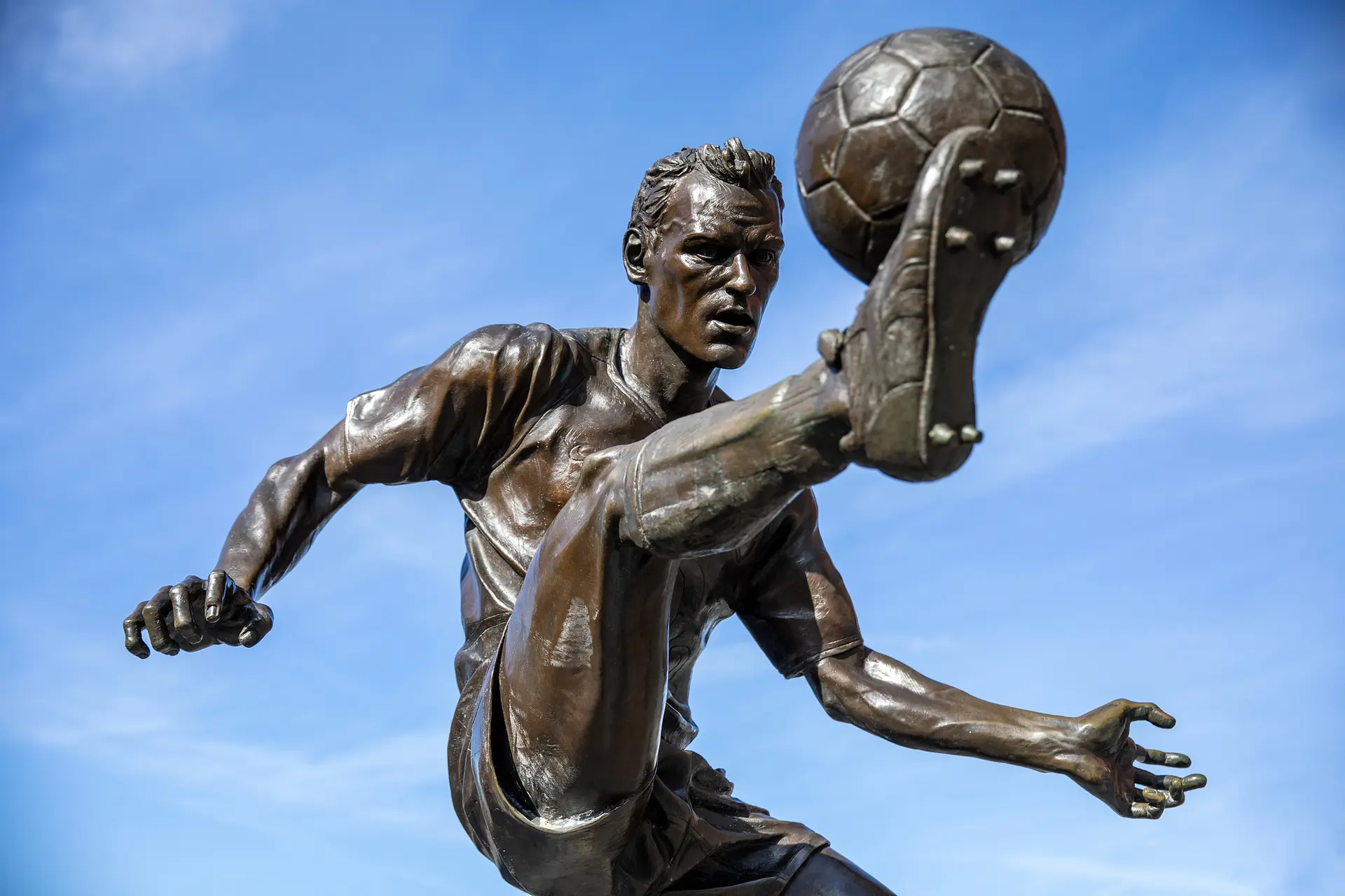 Emirates Stadium : la statue de Dennis Bergkamp