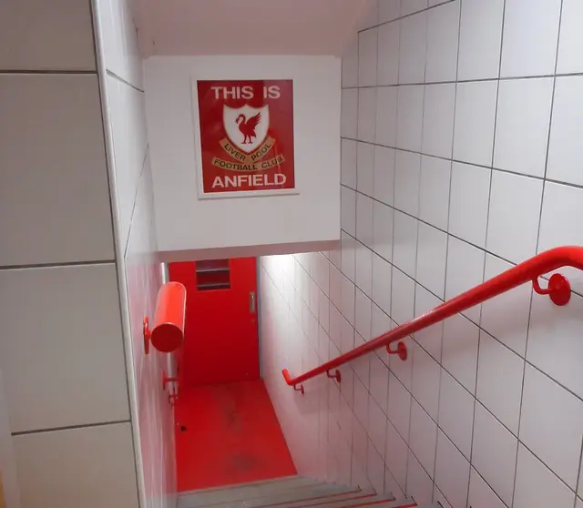 Anfield: das Schild This Is Anfield am Tunneleingang