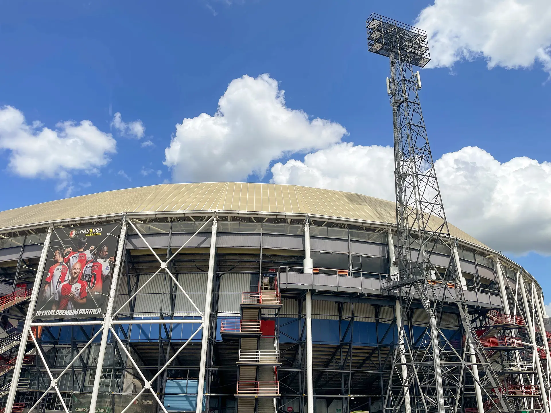 De Kuip: vor dem Stadion