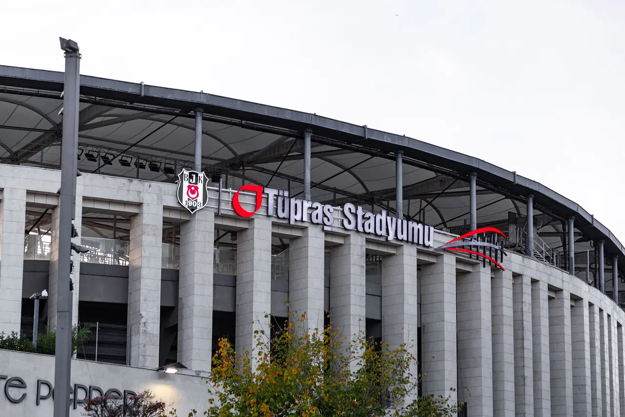 Tüpraş Stadyumu: the stadium from outside