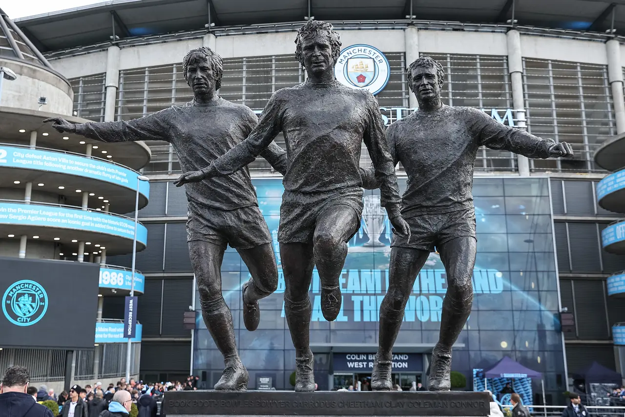 Etihad Stadium: Statuen vor dem Stadion