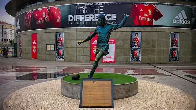 Estádio da Luz: the Eusébio statue