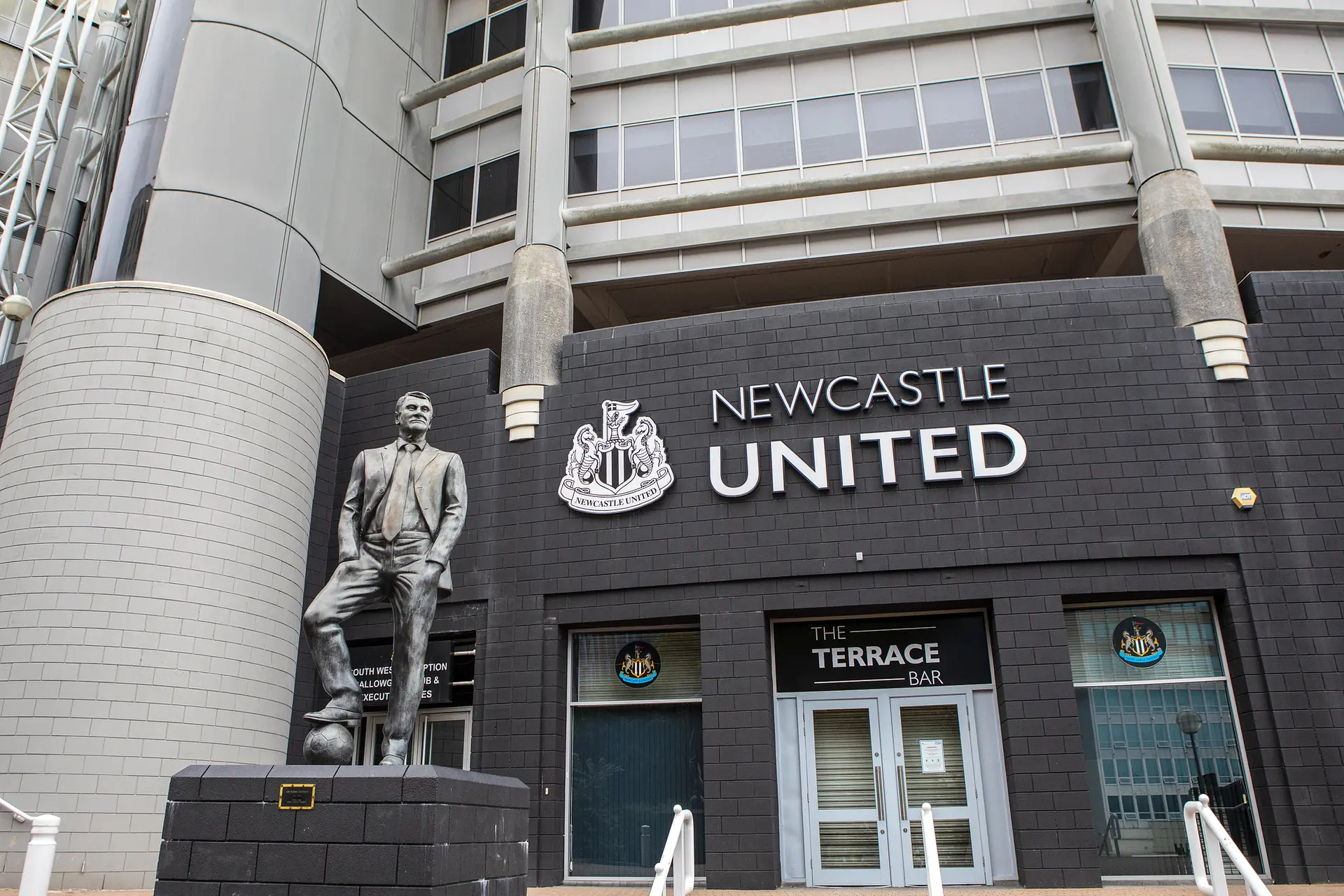 St James' Park: eine Statue vor dem Stadion