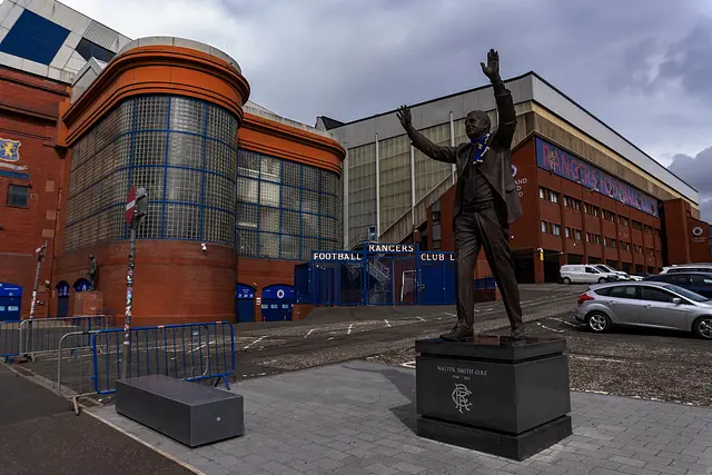 Ibrox Stadium: Statue von Walter Smith