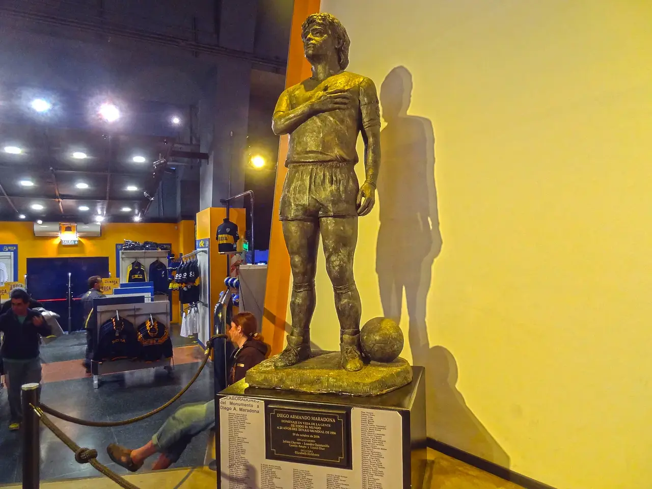 La Bombonera: una estatua junto al estadio