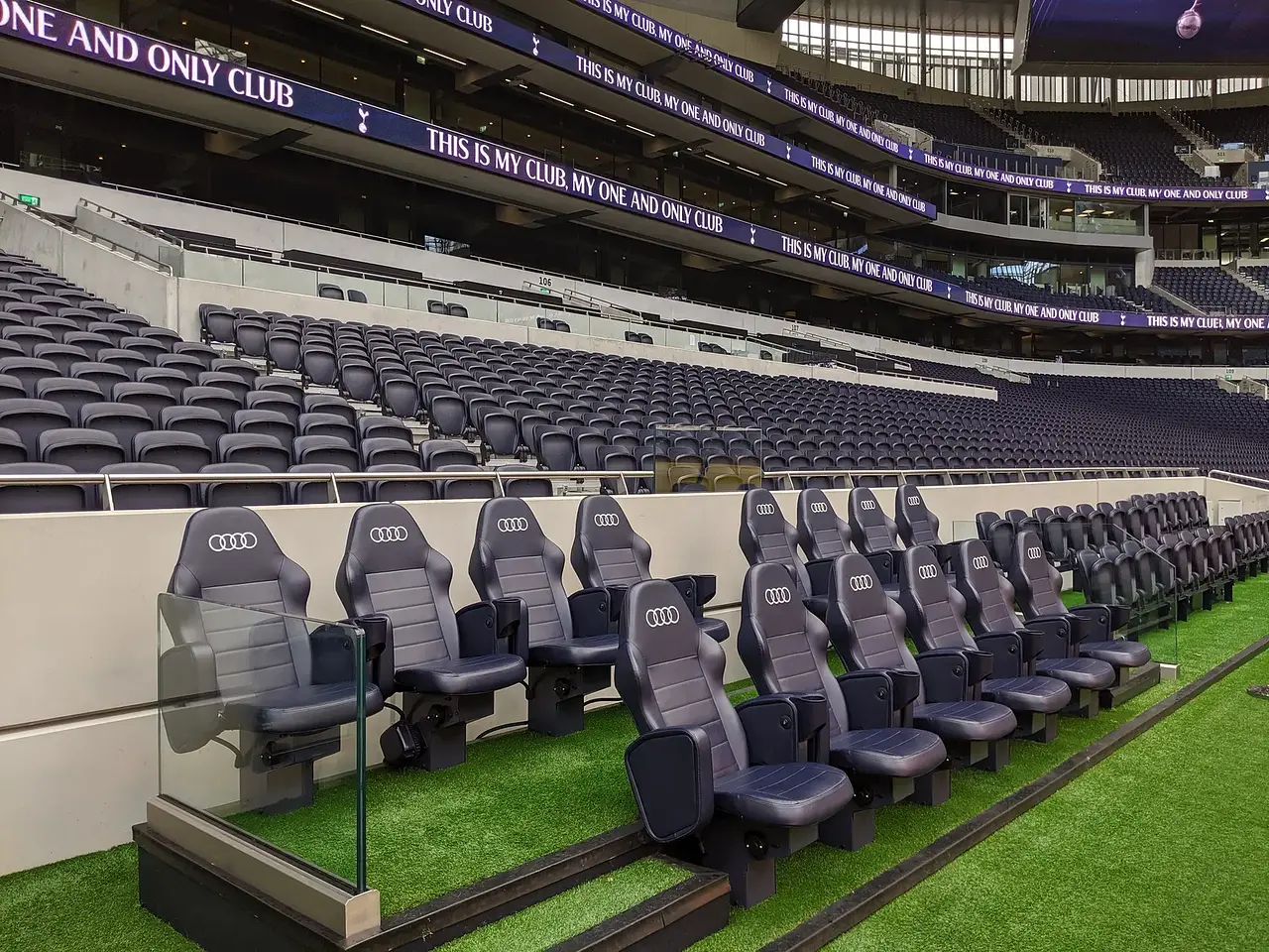 Tottenham Hotspur Stadium: die Trainerbank