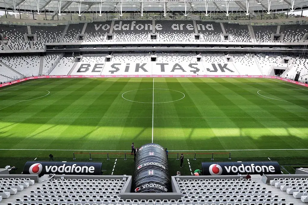 Tüpraş Stadyumu: the stands